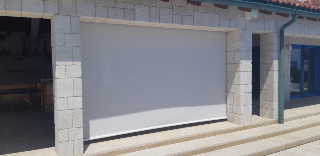 Caduta sa screen platnom